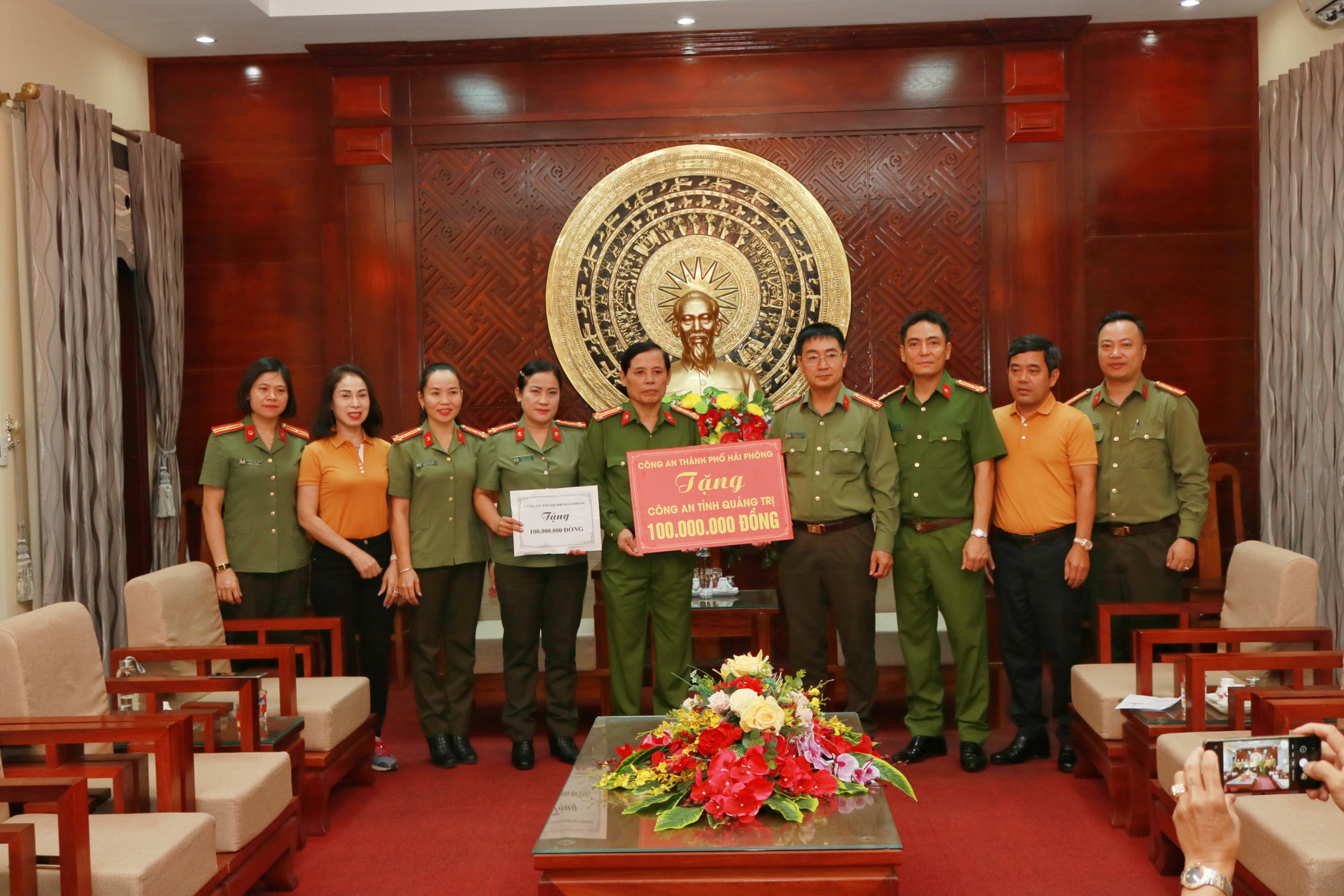 Công an thành phố hỗ trợ đồng bào, CBCS Công an các tỉnh miền Trung khắc phục hậu quả thiên tai - đợt 1 năm 2020